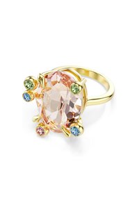 Anello d'oro con un grande gemma ovalea rosa, circondata da piccole pietre verdi, blu e rosa, che mette in mostra un design elegante e una lavorazione artigianale.