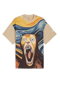 T-shirt med et stort grafisk design af en brølende hund i gule og brune nuancer, med en blå og orange svulmende baggrund. Korte ærmer.