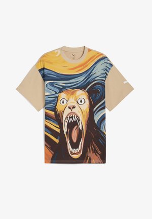 Marškiniai su dideliu, grafiniu dizainu, vaizduojančiu riaumojantį šunį geltonos ir rudos spalvos, su mėlynu ir oranžiniu sukasi fonu. Trumpomis rankovėmis.