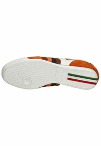 Kopačka s bílou gumovou podrážkou, horní část oranžové a černé barvy s texturovanou tkaninou a akcenty z semiše; pruhovaný červený, bílý a zelený detail na patě.