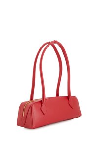 Rote Lederhandtasche mit doppelten Schultergurten, rechteckiger Form, Reißverschlussverschluss und schrägen Seiten für ein strukturiertes Aussehen.