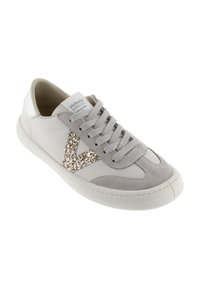 Zapatilla blanca de cuero con acentos de ante gris, logo "V" texturizado con glitter en el costado y cordones grises. Punta redondeada y suela cosida.