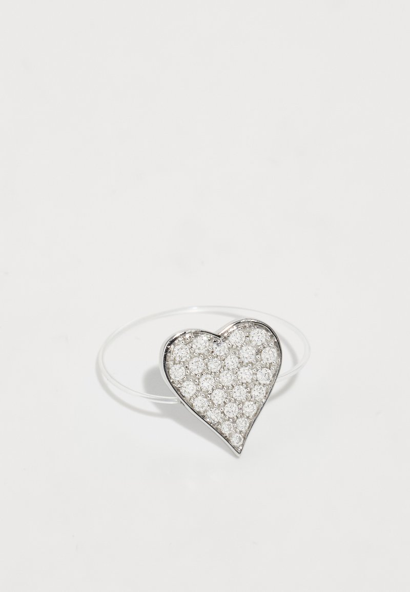 Silberner, herzförmiger Ring mit einer Oberfläche aus kleinen, runden Strasssteinen, auf einem dünnen, klaren Band. Geschmeidiges Design mit glänzenden Akzenten.