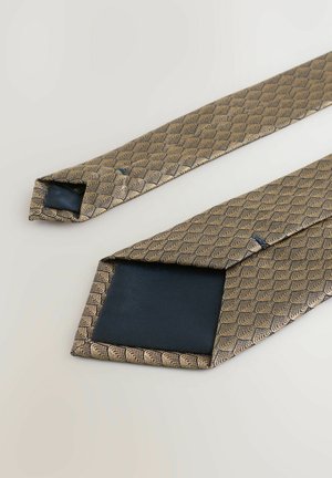 Gold- und marineblau gemusterte Krawatte mit einem gewellten Design, aus Seide gefertigt. Verfügt über eine spitze Spitze und eine glatte Textur.