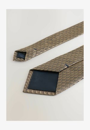 Gold- und marineblau gemusterte Krawatte mit einem gewellten Design, aus Seide gefertigt. Verfügt über eine spitze Spitze und eine glatte Textur.