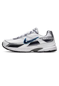 Nike hardloopschoen met een witte mesh bovenkant, navy en zilveren accenten, getextureerde overlays en een gevoerde grijze zool.