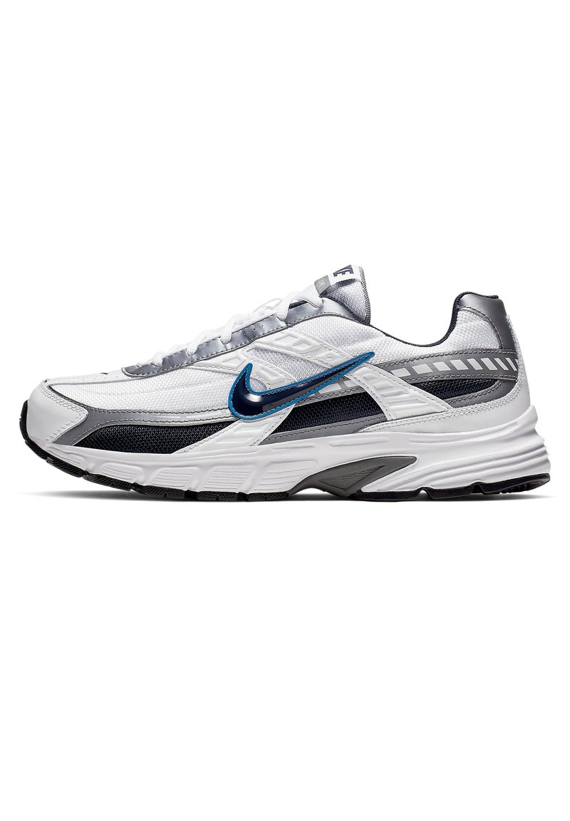 Nike hardloopschoen met een witte mesh bovenkant, navy en zilveren accenten, getextureerde overlays en een gevoerde grijze zool.