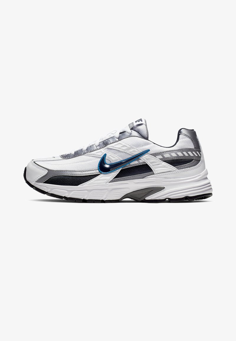 Nike-Laufschuh mit einem weißen Mesh-Obermaterial, navyblauen und silbernen Akzenten, strukturierten Überzügen und einer gepolsterten grauen Sohle.