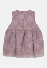 Ärml dress i stoft rosa med blommönsterbroderi, med en utfläkt kjol, treknapps bakstängning och texturerad meshtyg.
