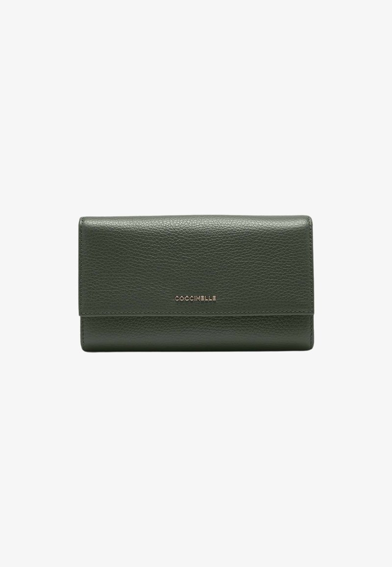 Portefeuille en cuir vert avec une finition texturée, doté d'une fermeture magnétique et d'un logo embossé à l'avant. Forme rectangulaire slim.