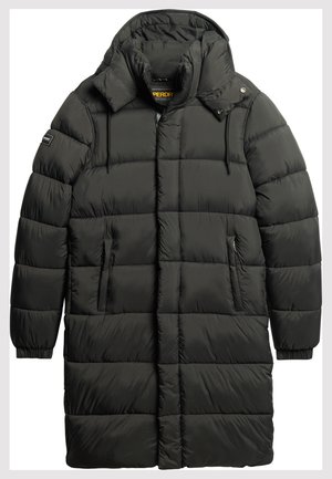 Long manteau d'hiver noir en duvet avec un motif matelassé, doté d'une capuche, de deux poches latérales et d'une fermeture éclair. Fabriqué en matériau durable et résistant à l'eau.