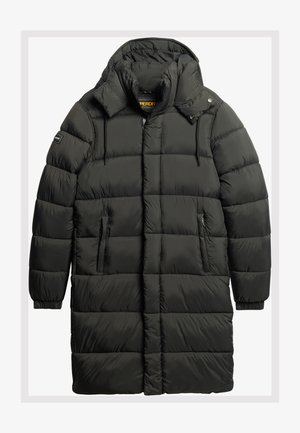 Long manteau d'hiver noir en duvet avec un motif matelassé, doté d'une capuche, de deux poches latérales et d'une fermeture éclair. Fabriqué en matériau durable et résistant à l'eau.