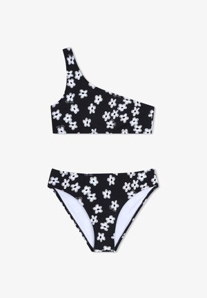 Conjunto de bikini negro que incluye un top de un solo hombro con un estampado floral blanco y bragas a juego. La tela parece suave con un ligero brillo.