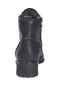 Bottine noire en cuir avec une surface texturée, fermeture éclair latérale et un talon empilé. Les coutures arrière et la semelle robuste sont visibles.