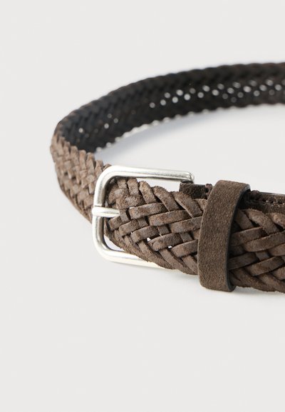 Ceinture en cuir tressé marron avec une boucle en métal argenté et une boucle en cuir assortie sur un fond clair uni.