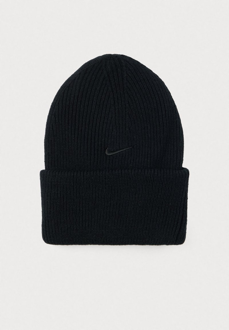 Crna rebrasta pletena kapa s preklopom i malim crnim Nike swoosh logotipom na prednjem centru.