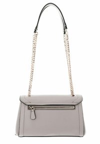 Borsa sintetica grigia con forma strutturata, dotata di una tasca frontale con zip, rifiniture nere e doppi manici a catena.