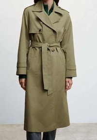 Khaki trenchcoat met een dubbele rij knopen, brede revers, verstelbare tailleband en zijzakken, gemaakt van gladde stof.