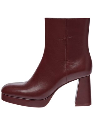 Dunkelbrauner Leder-Stiefel mit rundem Zehenbereich, Blockabsatz und seitlichem Nahtdetail.