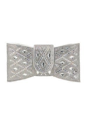 Srebrna kopertówka z geometrycznymi wycięciami, pokryta małymi, błyszczącymi kryształkami, z klapką z przodu jako zapięciem.