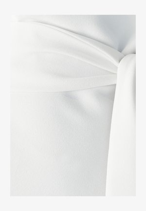 Weißer Stoff mit glatter Textur, der ein drapiertes Design und ein gebundenes Gürtel-Detail in der Taille aufweist. Ein subtiler Glanz betont die Falten.