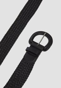 Zwarte gevlochten riem met een gestructureerde afwerking, voorzien van een ronde zwarte leren gesp en een zilveren metalen haak. Gedetailleerd vakmanschap is duidelijk zichtbaar.