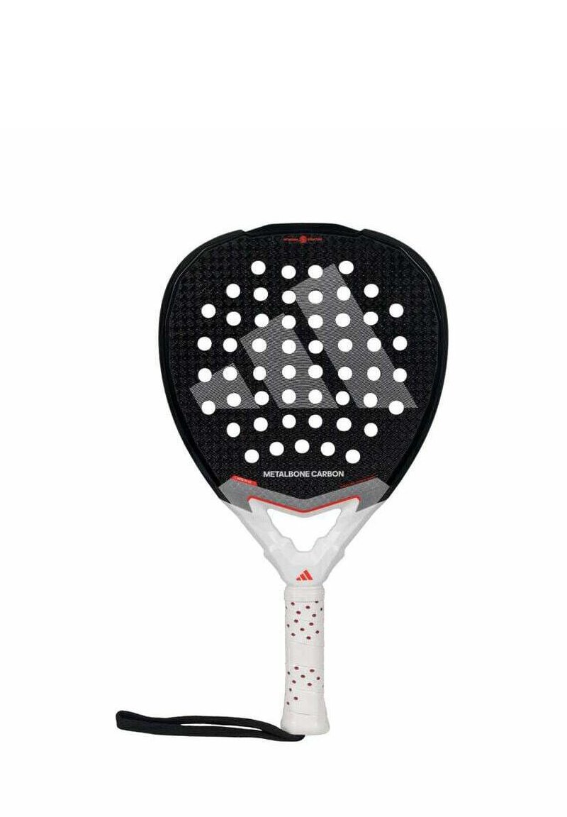 Zwarte paddle met een geperforeerd oppervlak, contrasterende witte handgreep, rode accenten en een gestructureerde grip. Bevat de merknaam "METALBONE CARBON."