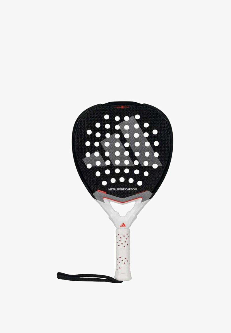 Zwarte paddle met een geperforeerd oppervlak, contrasterende witte handgreep, rode accenten en een gestructureerde grip. Bevat de merknaam "METALBONE CARBON."