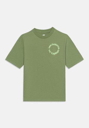Camiseta verde de manga corta con cuello redondo y logotipo circular de texto "new balance athletics inc." en el pecho izquierdo.