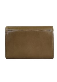 Portefeuille en cuir marron avec une texture lisse, forme rectangulaire et coutures ton sur ton. Aucun matériel ou accent visible.