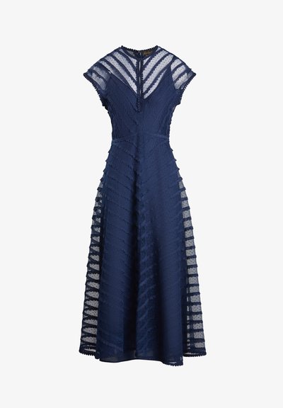 Tengerészkék ruha, testhez álló felsőrésszel, rövid ujjakkal és bővülő szoknyával. Csíkos mintázat és áttetsző panelek jellemzik, textúrált anyagból készült, hátul cipzárral.