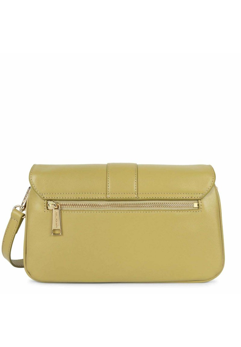 Leren clutch tas in lichtgeel met een flapluiting, voorzien van een voorvak met rits en een afneembare schouderriem. Vloeiende textuur, minimalistisch design.