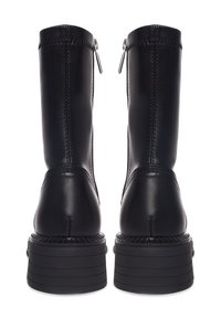 Bocanci negri din piele, cu o textură netedă, cusături ridicate și un toc gros din cauciuc. Dispune de un sistem de închidere cu fermoar pe lateral pentru confort.