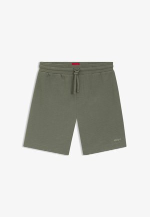 Pantaloncini con coulisse di colore verde oliva con trama, vita elasticizzata e piccolo logo "HUGO" sulla parte inferiore della gamba sinistra.