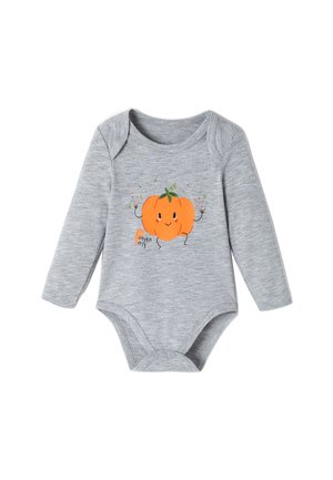 Body de manga larga gris hecho de una tela suave, con un divertido gráfico de una calabaza naranja que tiene brazos y expresión facial.