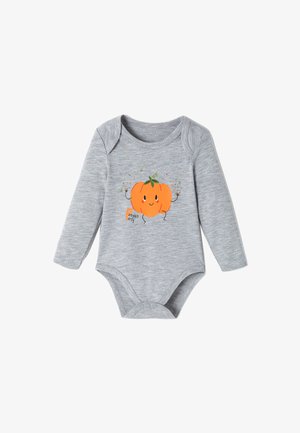 Un body à manches longues gris fabriqué en tissu doux, avec un graphique ludique d'une citrouille orange dotée de bras et d'une expression faciale.