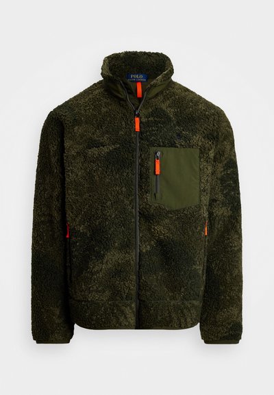Fleecejacke in Dunkelgrün mit strukturiertem Aussehen, durchgehendem Reißverschluss, orangen Akzenten und einer Brusttasche mit Reißverschluss.