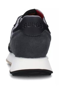 Sneaker da uomo con tomaia in suede grigio e rete, accentuazione nera sul tallone con logo "SUN68" in rilievo e suola in gomma bianca.
