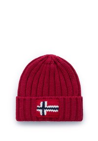 Gorro de punto rojo con textura acanalada y un puño doblado que presenta un parche decorativo en diseño de bandera roja, blanca y azul.
