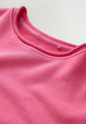 Rosa bomullströja med ribbad rundad halsringning, med en texturerad halskrage och slät tyg med subtil stretch. Inga synliga mönster.