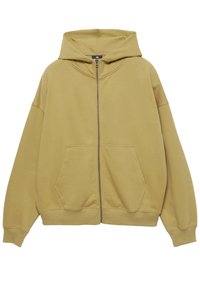 Beige zip-up hoodie met steekzakken aan de voorkant, geribbelde manchetten en zoom, en een capuchon, weergegeven op een witte achtergrond.