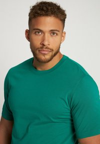 JP1880 MOTIV AUF DER BRUST,RUNDHALSAUSSCHNITT - T-shirt basic - vert bouteille