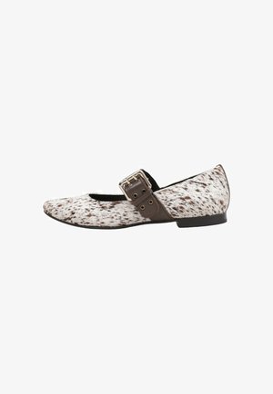Zapato plano con punta afilada, que presenta un patrón moteado en blanco y marrón, correa de cuero marrón y detalle de hebilla en el lateral.