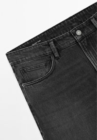 Jeans in denim nero con un classico design a cinque tasche, dotati di chiusura con bottone metallico e dettagli di cucitura discreta. Texture morbida, vita media.