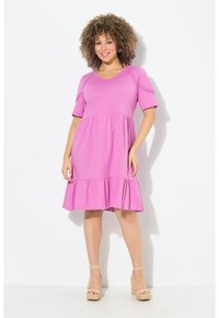 Vestido rosa de manga corta con escote en V, dobladillo con volantes en capas y un corte relajado, confeccionado en una tela suave y ligera.