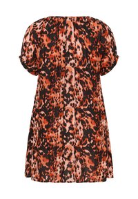 Blouse fluide noire et orange avec un motif léopard, encolure ronde, manches courtes et détails froncés au dos.