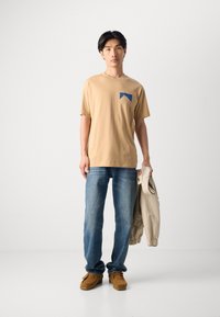 Scotch & Soda RELAXED FIT FRONT BACK  - Print T-shirt - tannin