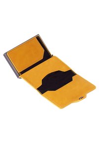 Portofel din piele cu un interior galben și accente negre. Dispune de un slot pentru un card și o textură netedă, moale. Design deschis cu detalii de cusătură.