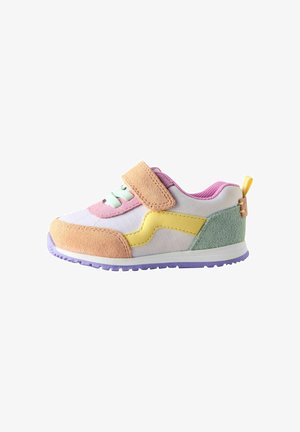 Pastelkleurige sneaker met een mix van materialen, waaronder suède en stof. Klittenbandsluiting, textuurpatroon en een paarse rubberen zool.