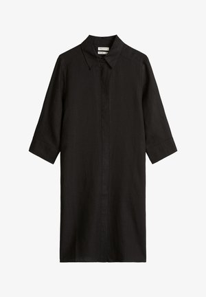Robe chemise noire longueur genou avec manches trois quarts, col pointu, boutons avant dissimulés et coupe décontractée.